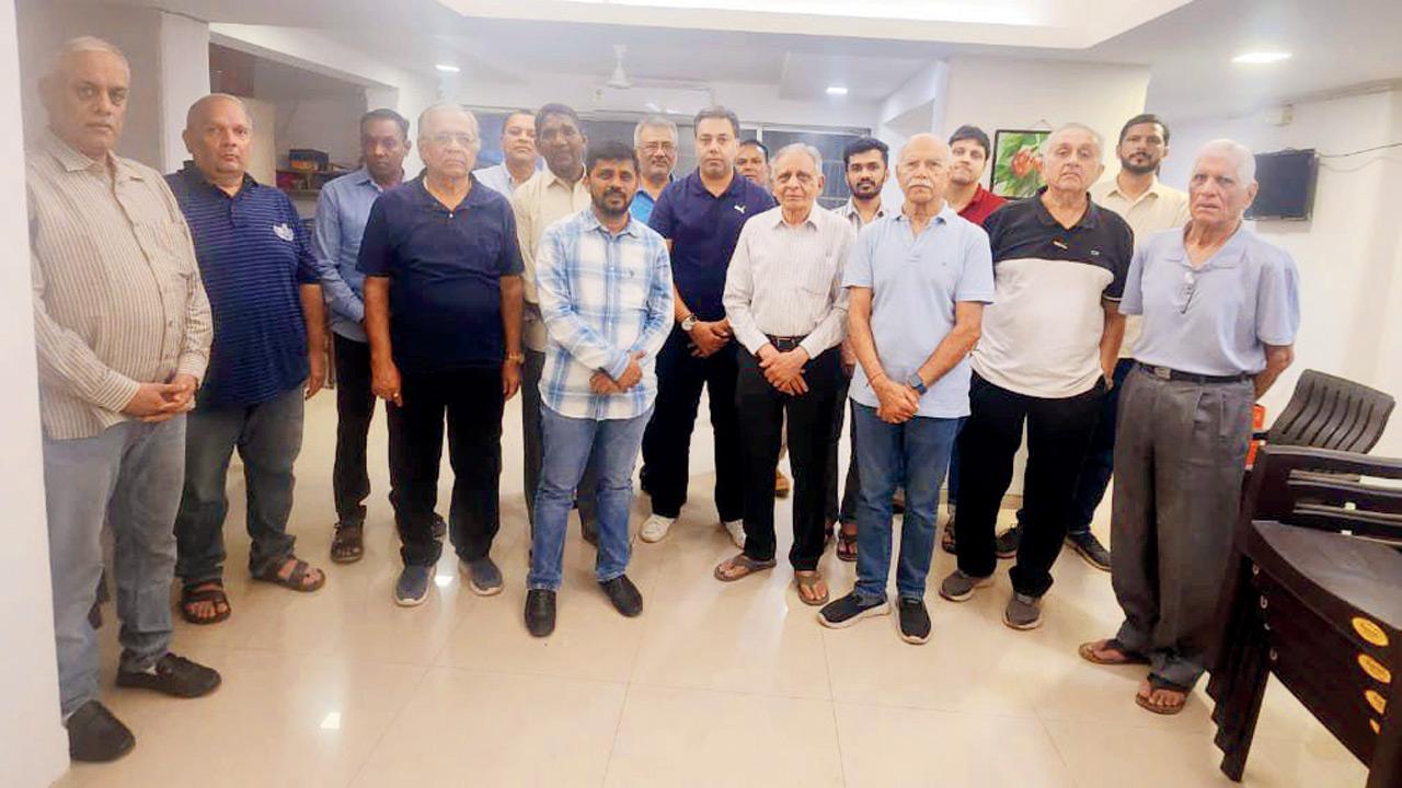 Members of the 200 Juhu housing societies at the meeting, where the decision to boycott the poll was taken, on December 7. Pic/By Special Arrangement
