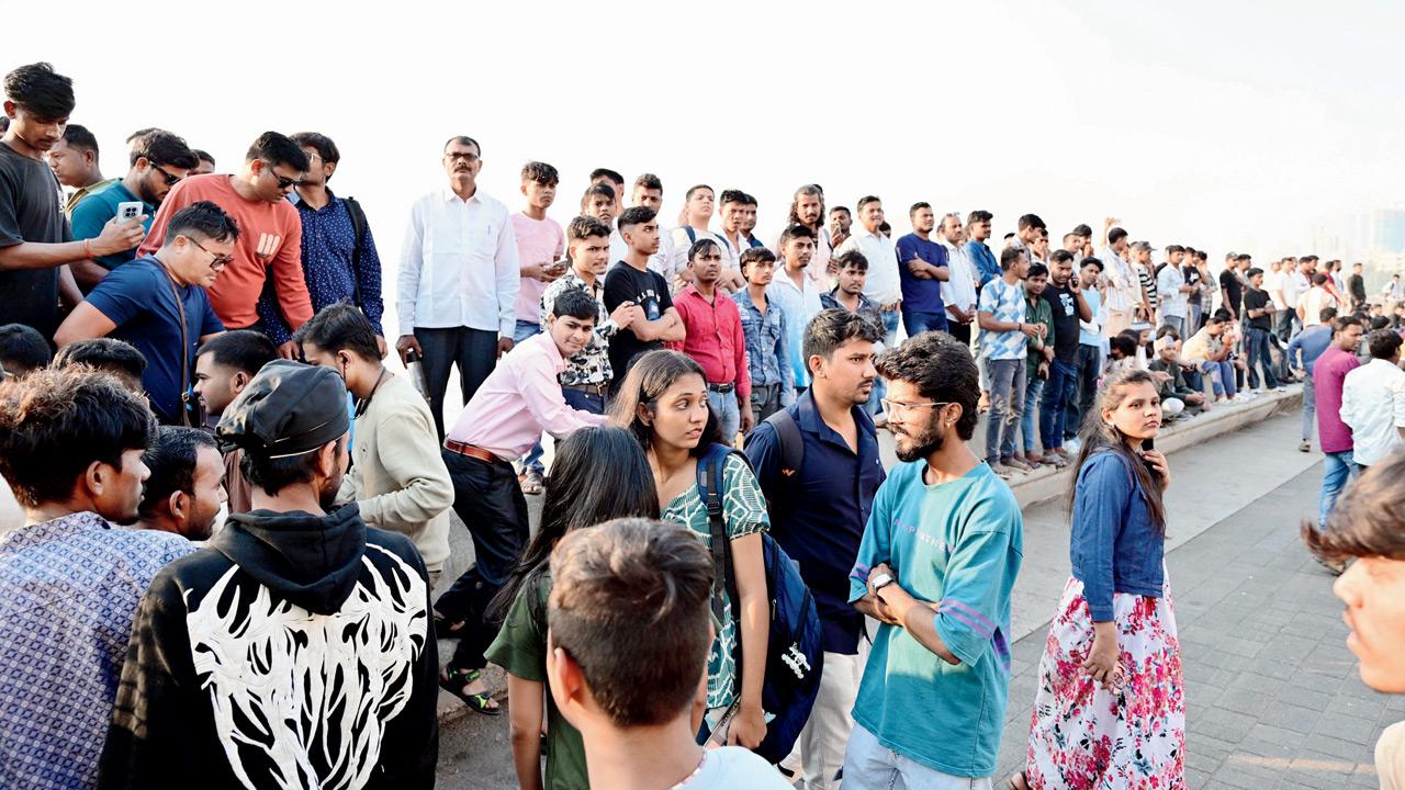 A Mumbai rarity: Crowds at Marine Drive turn their backs to the sea for a glimpse of Messi. Pic/Shadab Khan