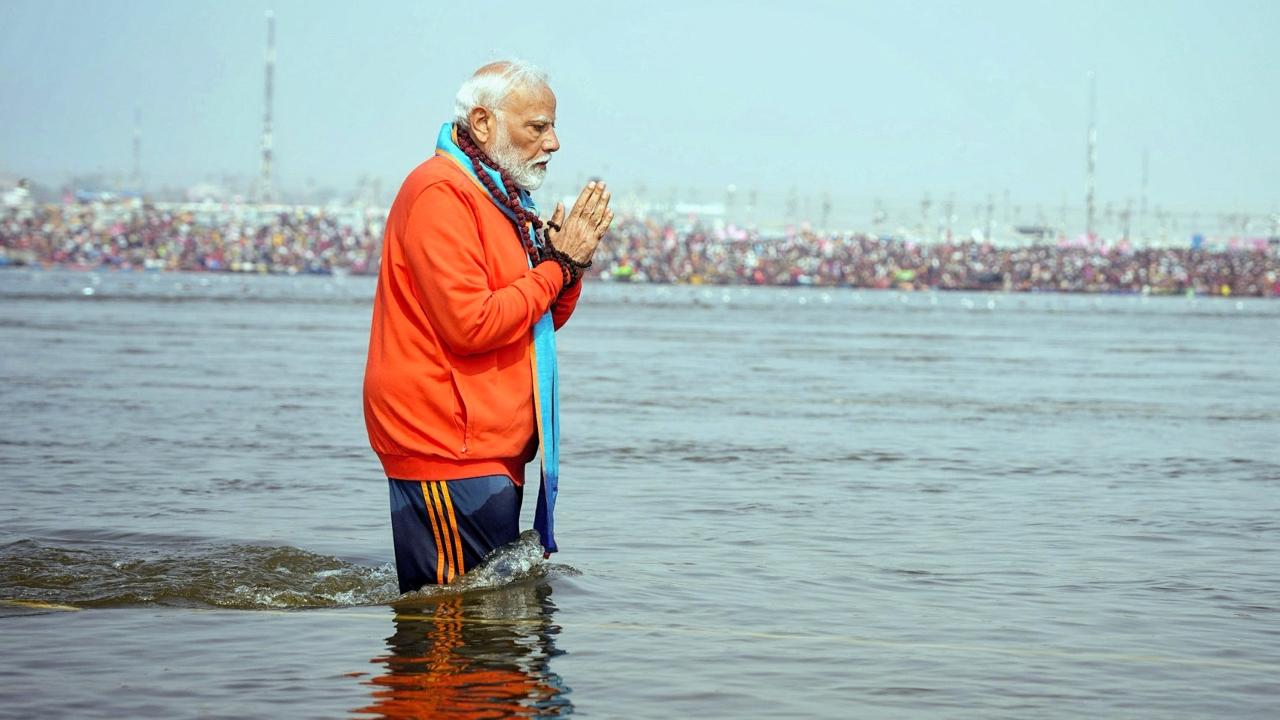 <p>PM Modi offers prayers at Triveni Sangam during the Mahakumbh 2025 in Prayagraj.</p> <p>PM Modi offers prayers at Triveni Sangam during the Mahakumbh 2025 in Prayagraj.</p>