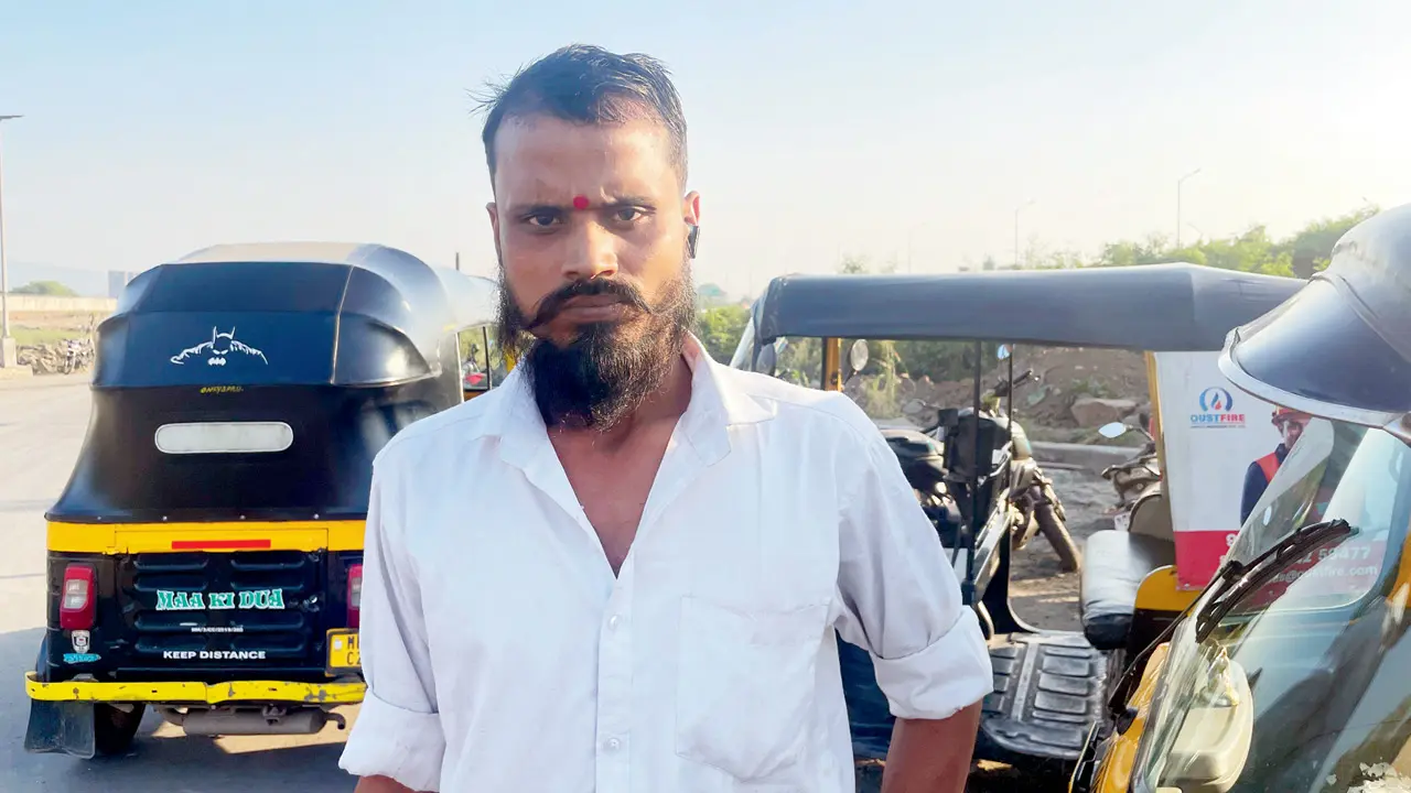 Auto driver Pawan Singh says the pitch-black airport road is dangerous once the sun sets. Pics/Madhulika Ram Kavattur