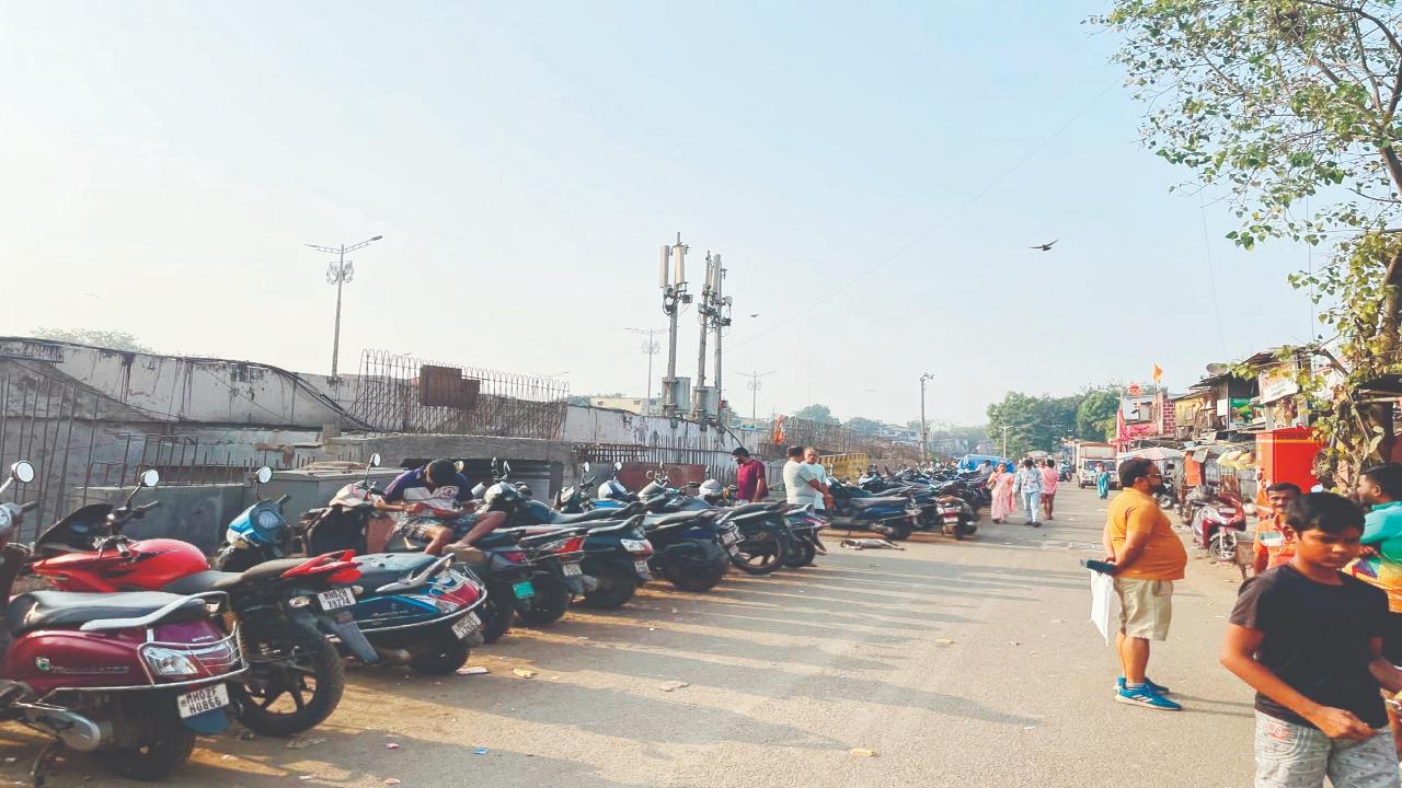 Digging resumes along Western Express Highway near SCLR landing
