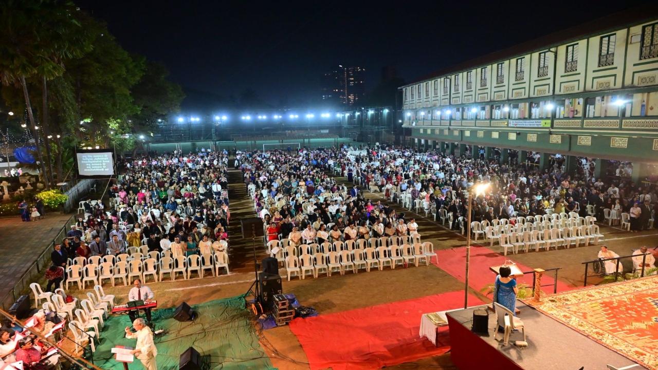 Devotees attend the Christmas Eve Midnight Mass with carol singing at St Peter’s Church in Bandra. PIC/SHADAB KHAN