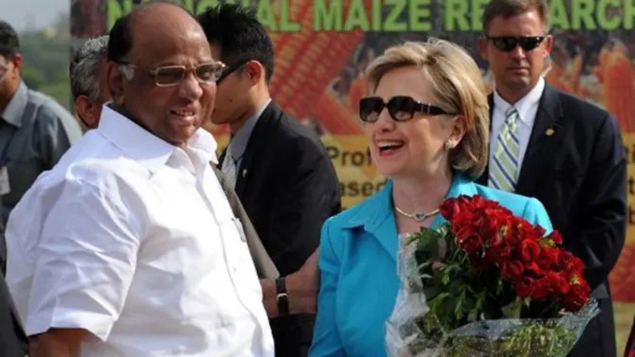 Pawar presents a bouquet to the then US Secretary of State Hillary Clinton during her visit to the Indian Agricultural Research Institute (IARI) in New Delhi on July 19, 2009. PIC/ Mid-Day archives 