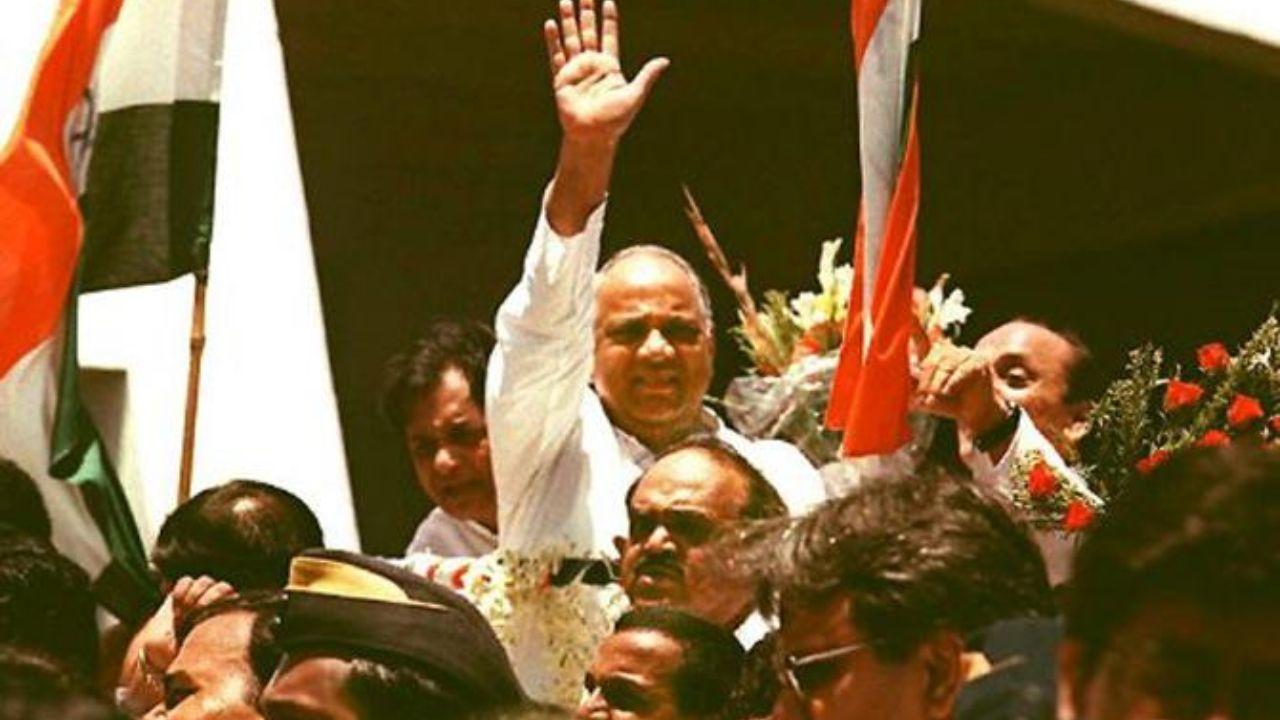 Veteran leader and NCP (SP) president Sharad Pawar was born on December 12, 1940. A stalwart of Indian politics, Pawar has a vast experience that spans over 50 years of public service. PIC/ Mid-Day archives 