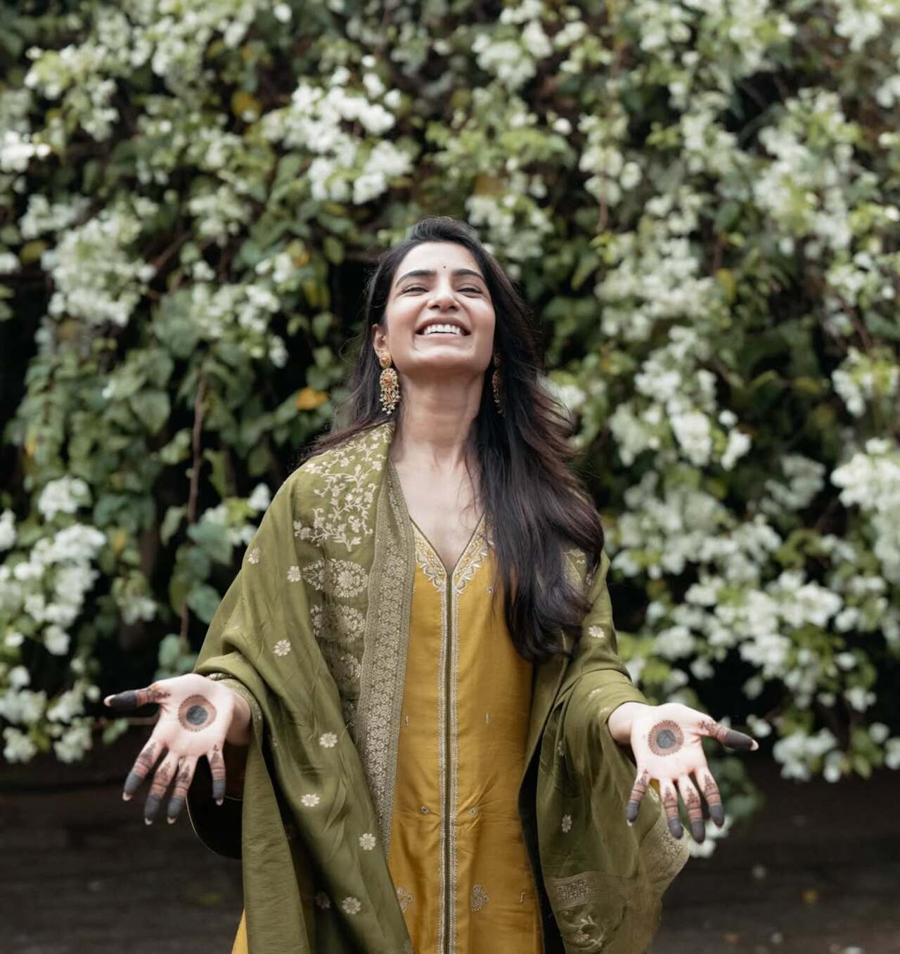 <p>Samantha delighted fans by sharing an unseen picture from her mehendi ceremony. Beaming with joy, she flaunted her heena design.</p>