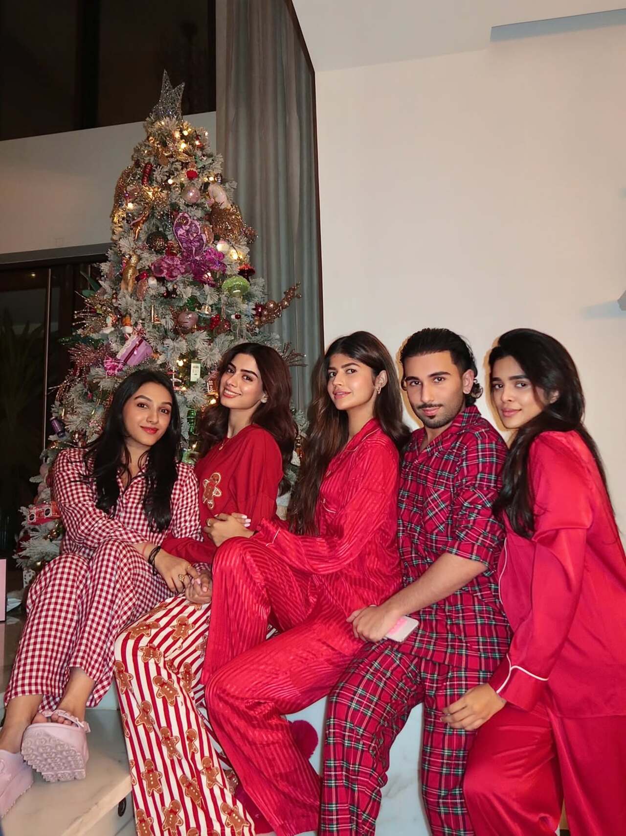 <p>Khushi Kapoor and her friends gather around a beautifully decorated Christmas tree, sharing smiles, festive cheer, and playful mood.</p>