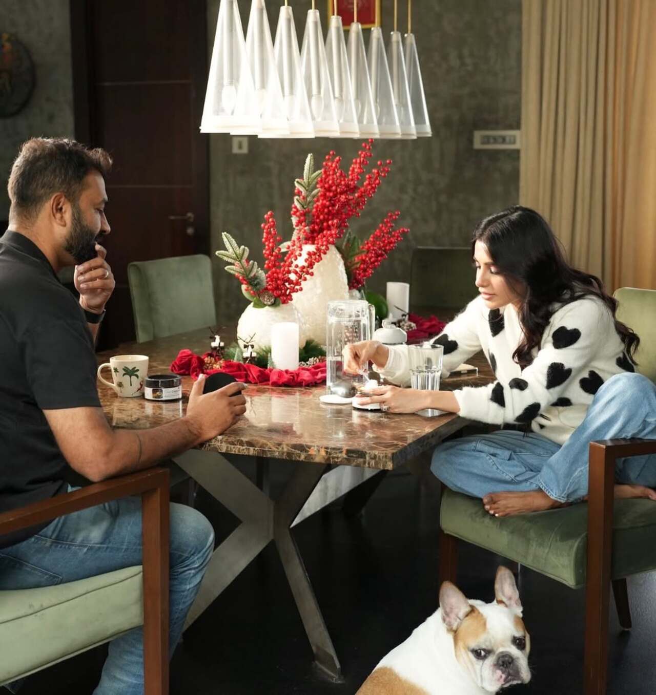 <p>Sharing these pics, Samantha captioned, "A year of gratitude (white heart emoji)."</p>