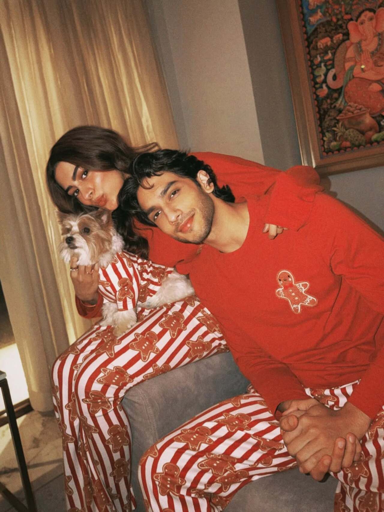 <p>Khushi Kapoor shares a cozy moment with rumoured boyfriend Vedang Raina, posing together and radiating holiday warmth and festive cheer.</p>