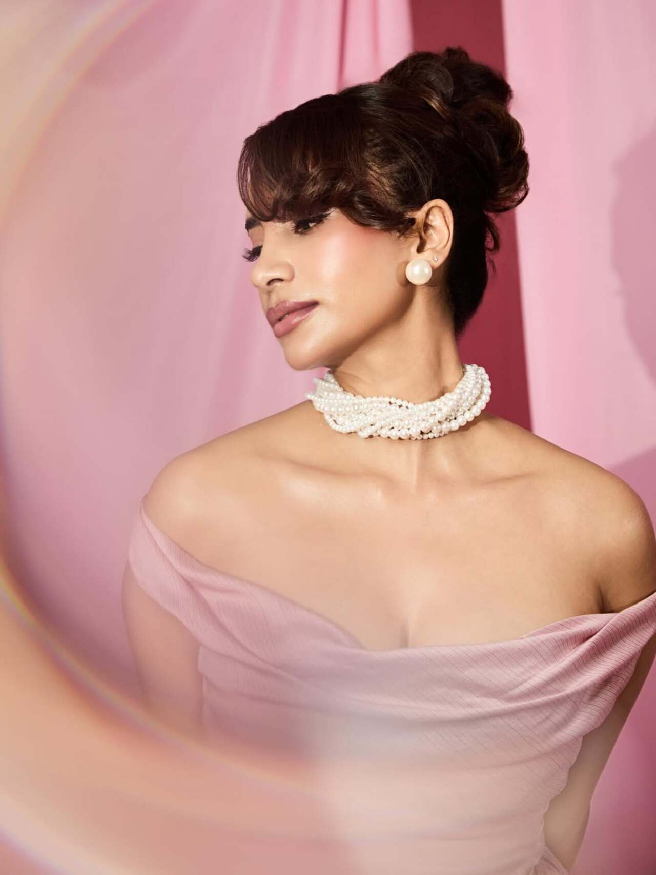 <p>Patralekhaa dazzled in a satin pink off-shoulder dress, perfectly complemented by a delicate pearl necklace and matching earrings.</p>