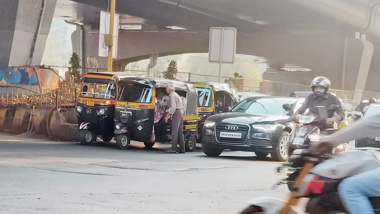 Traffic volunteer Bharat Panchal in action at the Thakur Complex signal on the Western Express Highway in Kandivli East. Pics/Shirish Vaktania