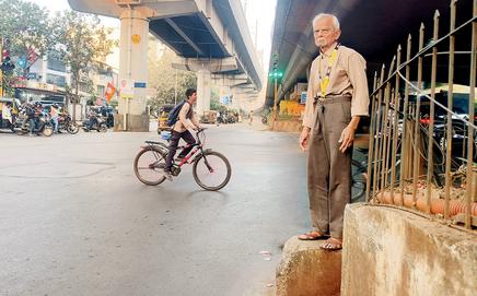 Traffic volunteer Bharat Panchal at the Thakur Complex signal on the Western Express Highway in Kandivli East. Pics/Shirish Vaktania