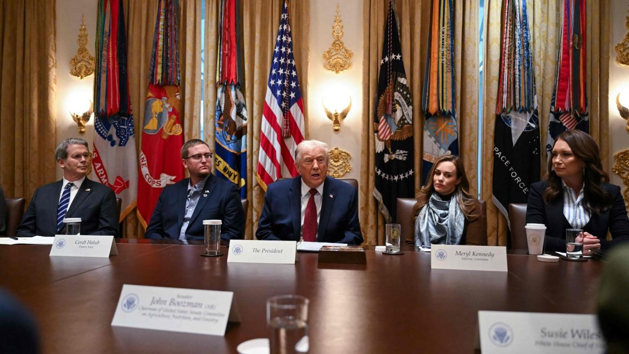 <p>He announced USD 12 billion in federal aid for farmers</p>