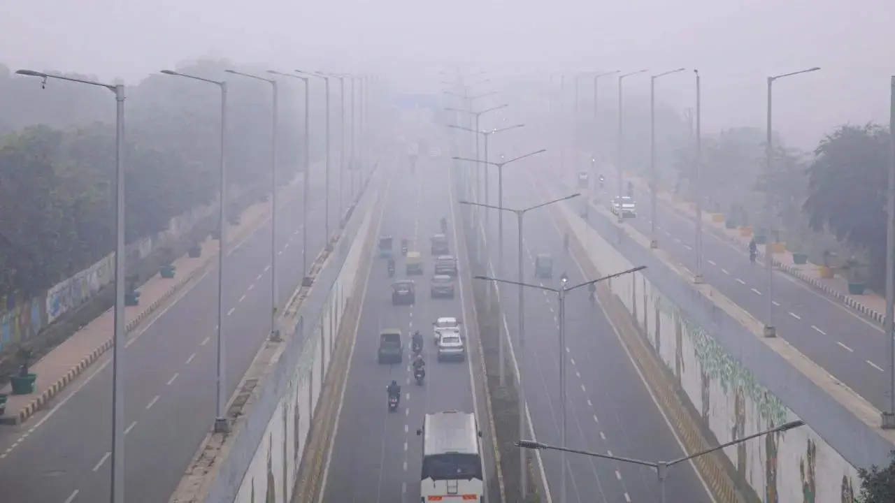 Una densa niebla perturba la vida en Rajasthan; El AQI varía de moderado a severo. Una densa niebla perturba la vida en Rajasthan; El AQI varía de moderado a severo.