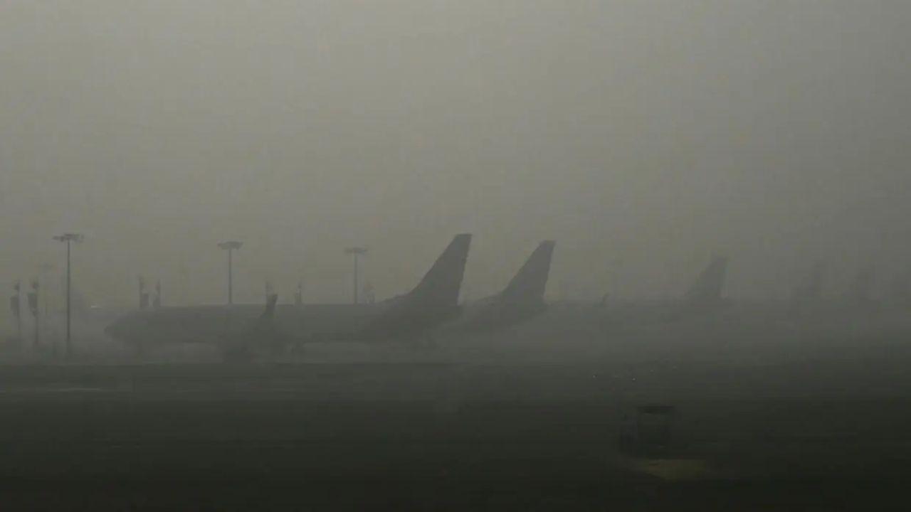 La baja visibilidad interrumpe las operaciones de vuelo en el aeropuerto de Delhi y se cancelaron 126 vuelos La baja visibilidad interrumpe las operaciones de vuelo en el aeropuerto de Delhi y se cancelaron 126 vuelos