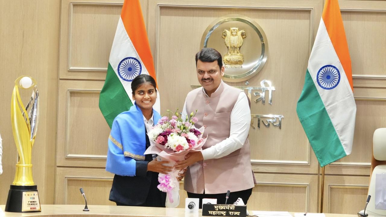 The felicitation ceremony was held at the Chief Minister's official residence 'Varsha'