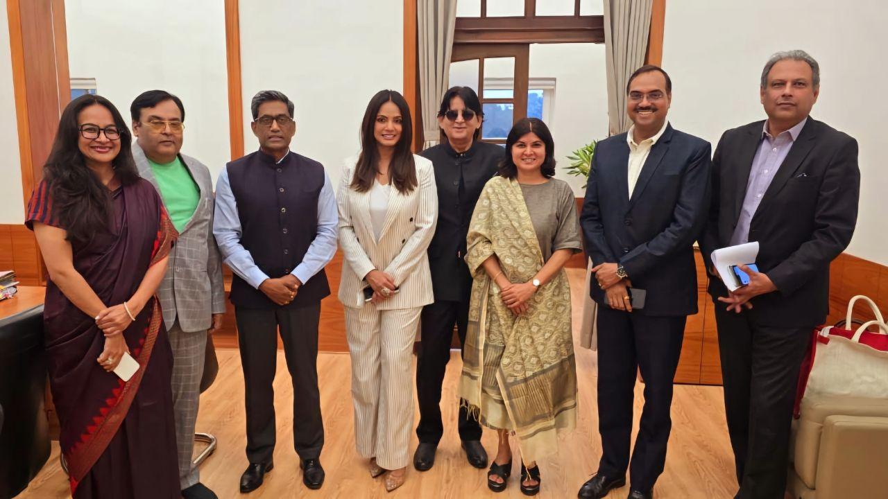 Chief Secretary of Bihar Pratyaya Amrit meets a delegation led by Neetu Chandra for a Green Film City in Bihar