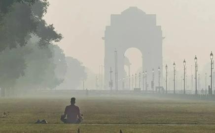 India Gate, Kartavya Path and Rashtrapati Bhavan were blanketed by toxic smog, with an AQI of 384 in the area. File Pic