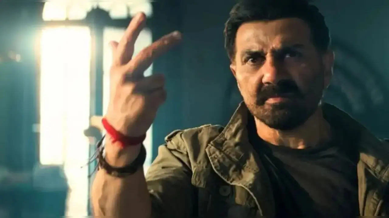 WATCH! Sunny Deol blasts papparazi during immersion of Dharmendra`s ashes