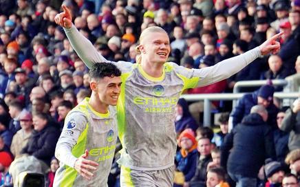 Man City’s Erling Haaland (right) celebrates with Phil Foden after scoring vs Crystal Palace in London on Sunday. Pic/Getty Images