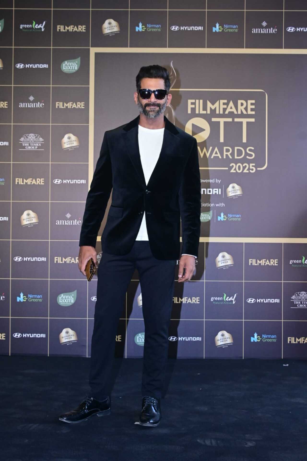 Vivan Bhathena dazzles in a black suit for the award show, flaunting his salt and pepper look