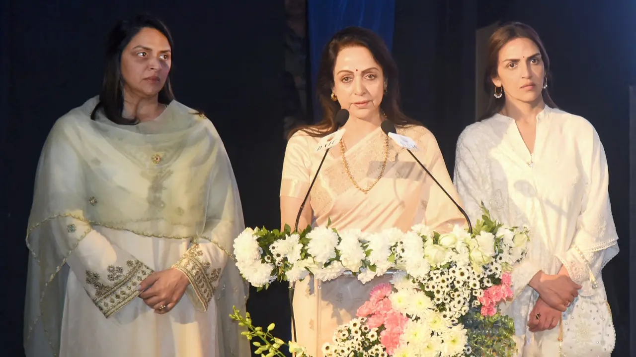 Hema Malini delivers an emotional speech at Dharmendra's Delhi prayer meet