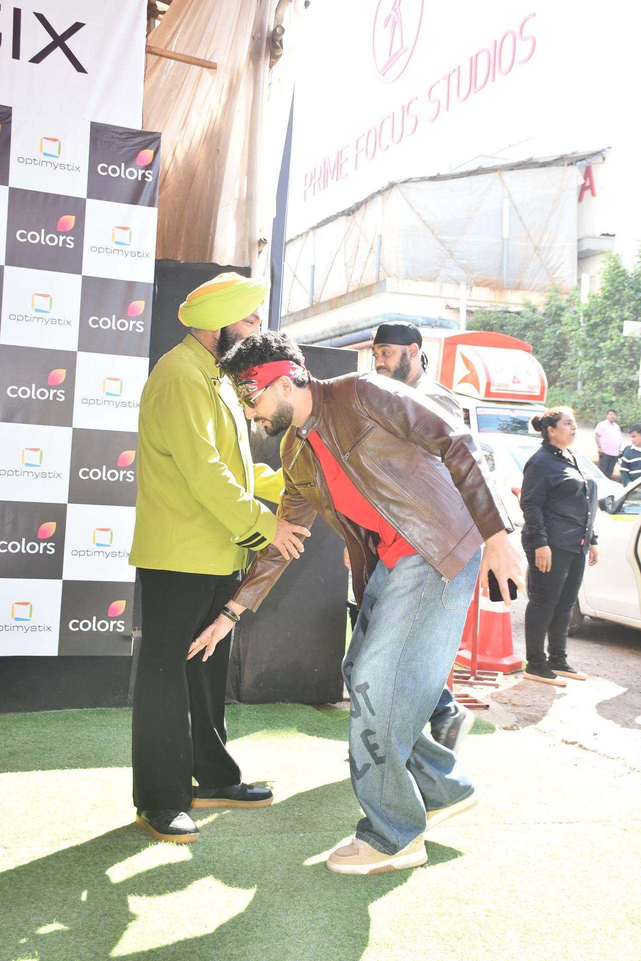 When it comes to sanskaar: Elvish Yadav wins hearts by touching chef Harpal's feet