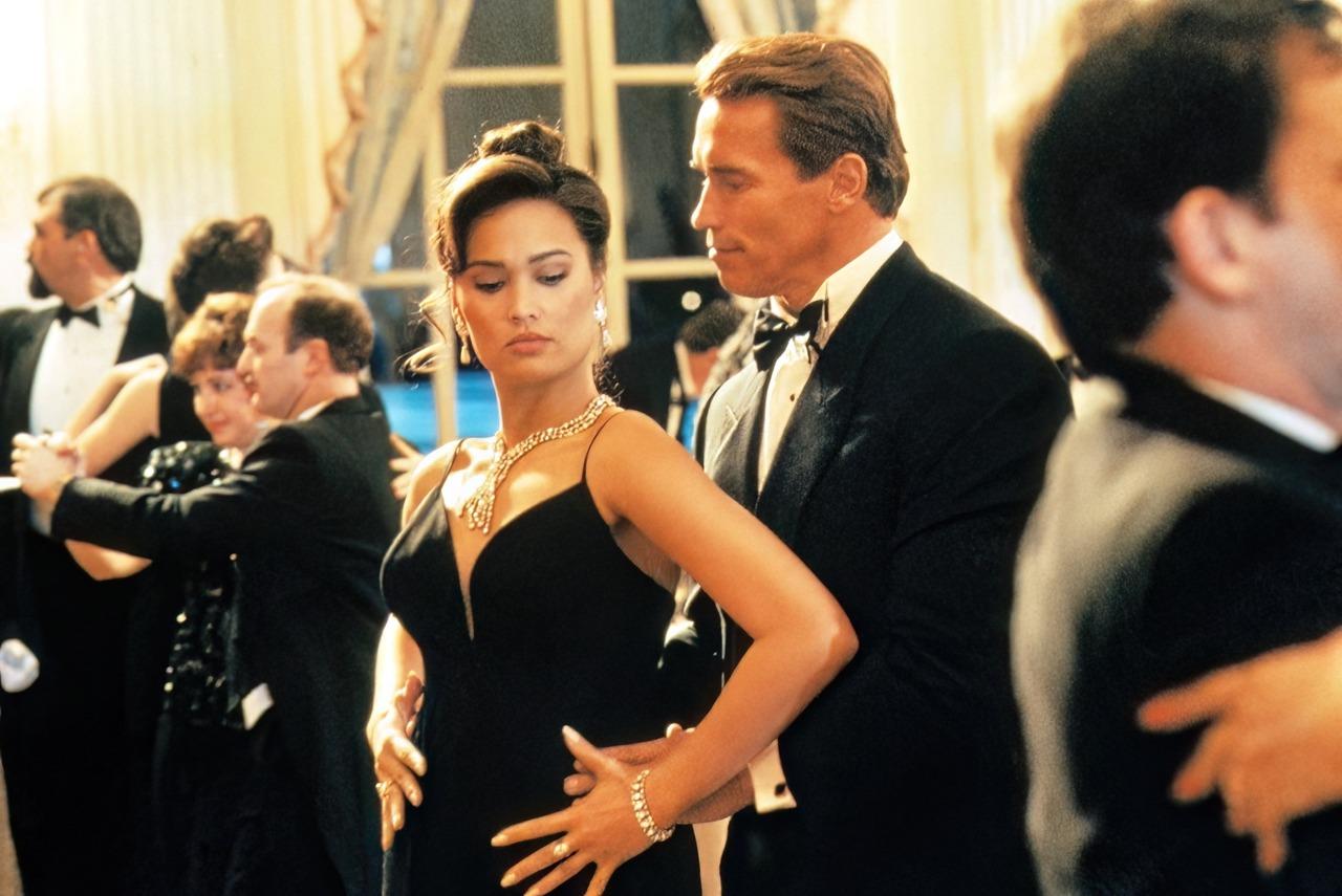 True Lies (1994)
James stepped slightly into the comedy genre with this film, while maintaining his action stronghold. It is known for groundbreaking practical stunts, including the use of actual Harrier Jump Jets and a massive explosion of the Seven Mile Bridge.