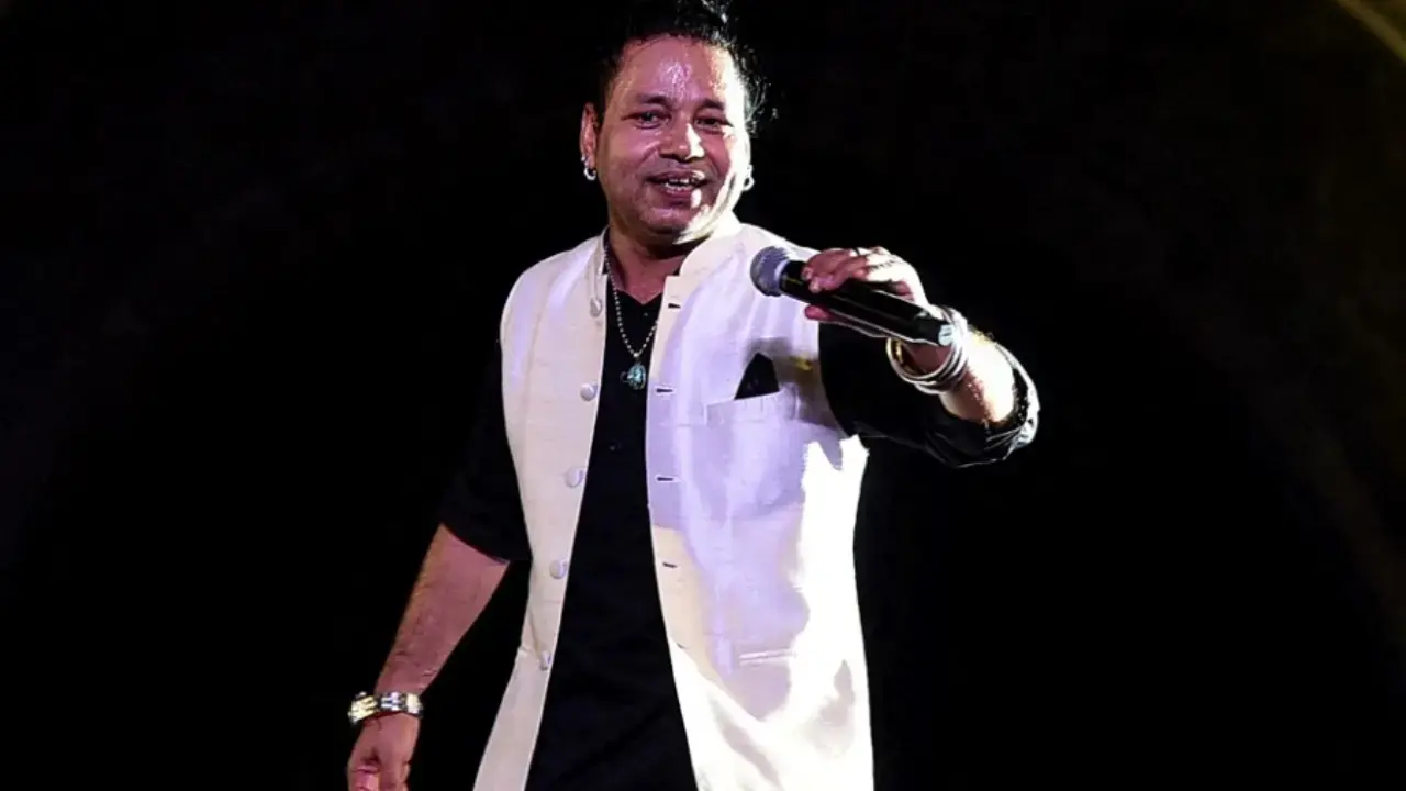 Kailash Kher was forced to halt his Gwalior concert after an unruly crowd broke barricades and climbed the stage. With inadequate security, the singer warned fans and stopped the show midway. Read full story here
 