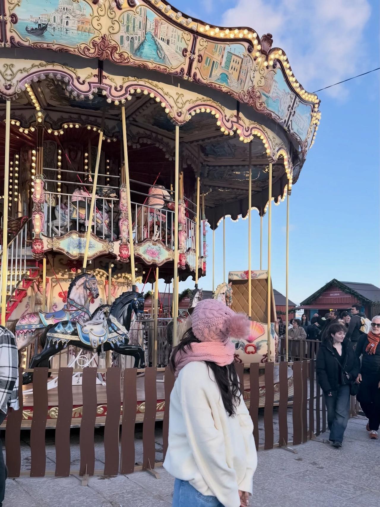 <p>Samantha also posed for a candid picture looking at a huge carousel.</p>