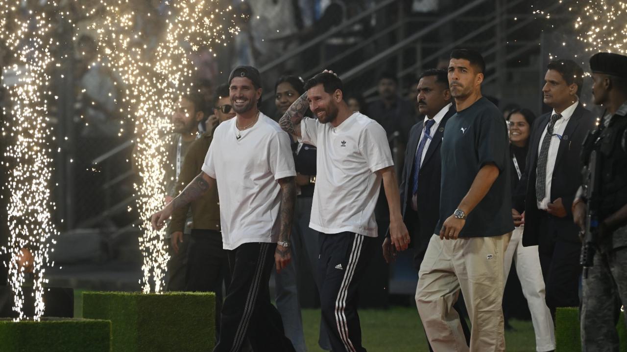 Legendary Argentine footballer Lionel Messi, who was accompanied by Luis Suarez and Rodrigo de Paul, received a warm welcome at the historic Wankhede Stadium in Mumbai