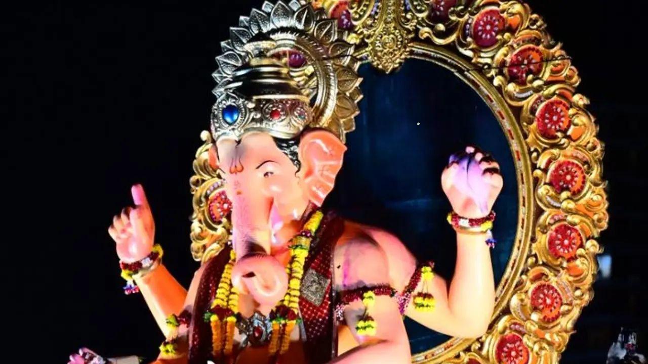 As the city watched anxiously, Mumbai collectively heaved a sigh of relief—bidding farewell to its beloved Bappa, with hearts already longing for his return in 2026. PIC/ Shadab Khan