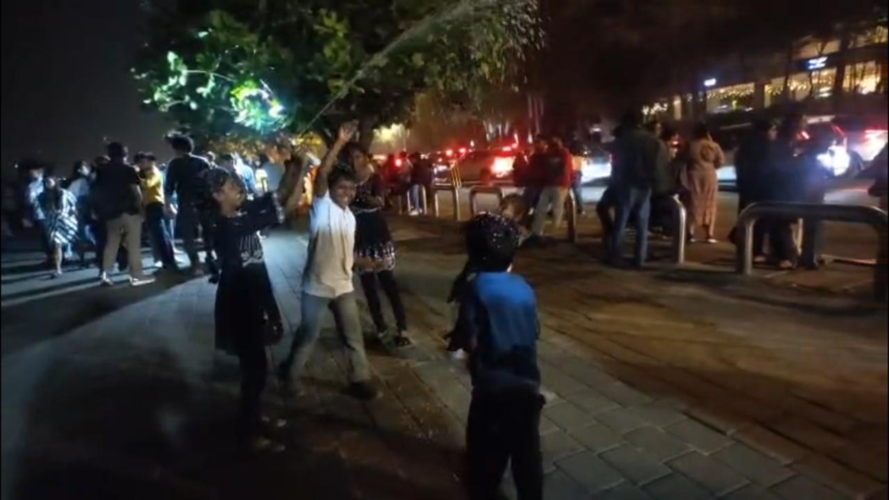 <p>Groups of children were seen enjoying the night at Marine Drive in south Mumbai</p> <p>Groups of children were seen enjoying the night at Marine Drive in south Mumbai</p>