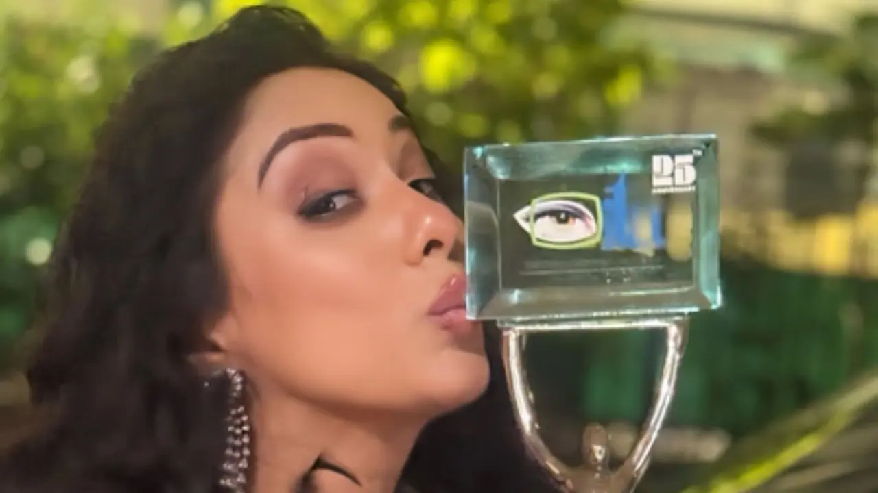 Anupamaa star Rupali Ganguli dedicates her win to late Satish Shah