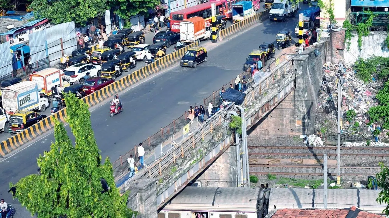 BMC holds Sion flyover construction review meeting, sets deadline for completion
