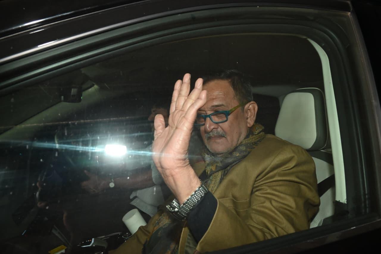 Mahesh Manjrekar waves at the paps as he joins Salman Khan's grand birthday bash