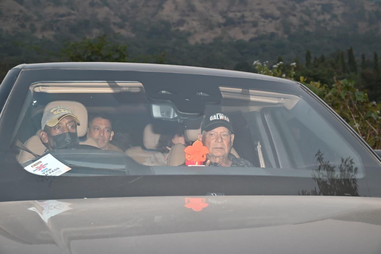 Dad Salim Khan arrives with a special surprise