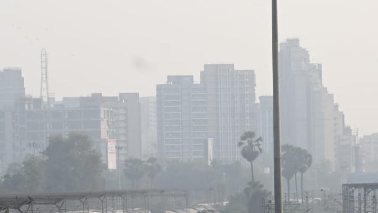 <p>As per the SAMEER app, Mumbai’s overall Air Quality Index (AQI) stood at 137</p> <p>As per the SAMEER app, Mumbai’s overall Air Quality Index (AQI) stood at 137</p>