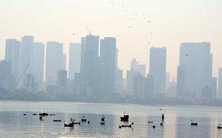 A thick layer of haze, especially during the morning and evening hours, was noticed over the city skyline. Pics/Shadab Khan and Ashish Raje