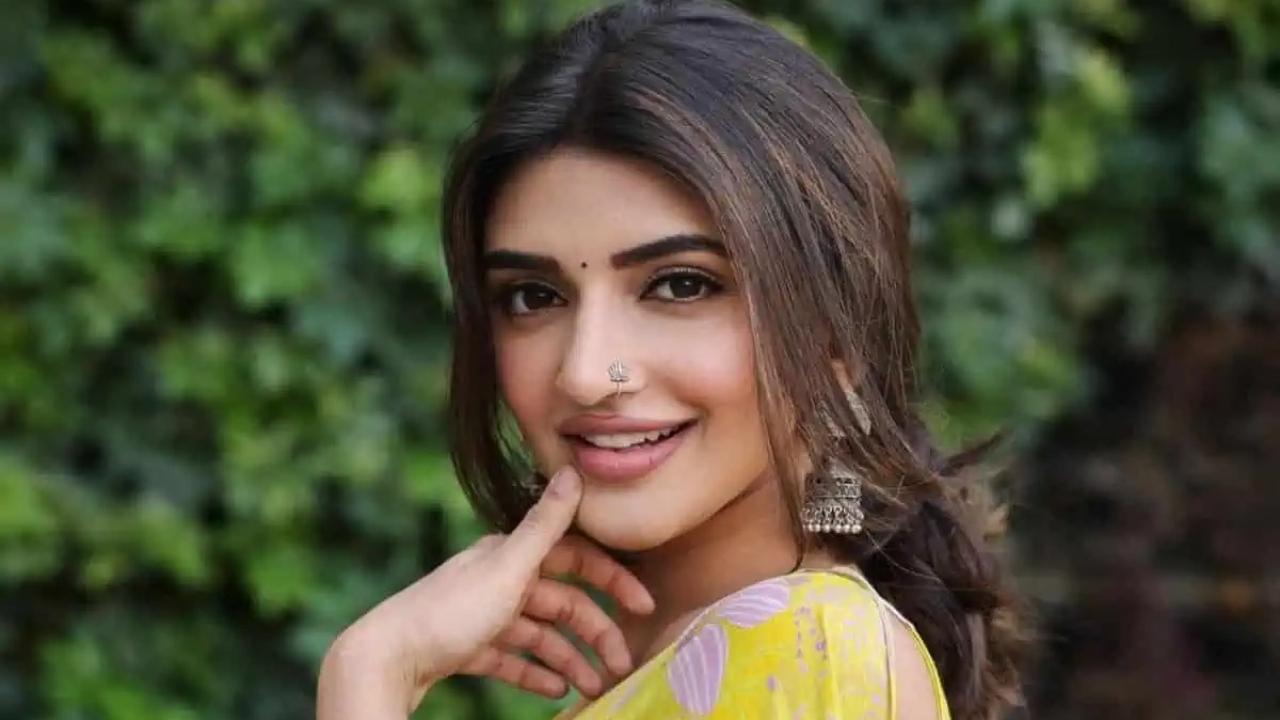 Sreeleela gets mobbed by fans at Tirumala temple on Vaikuntha Ekadashi