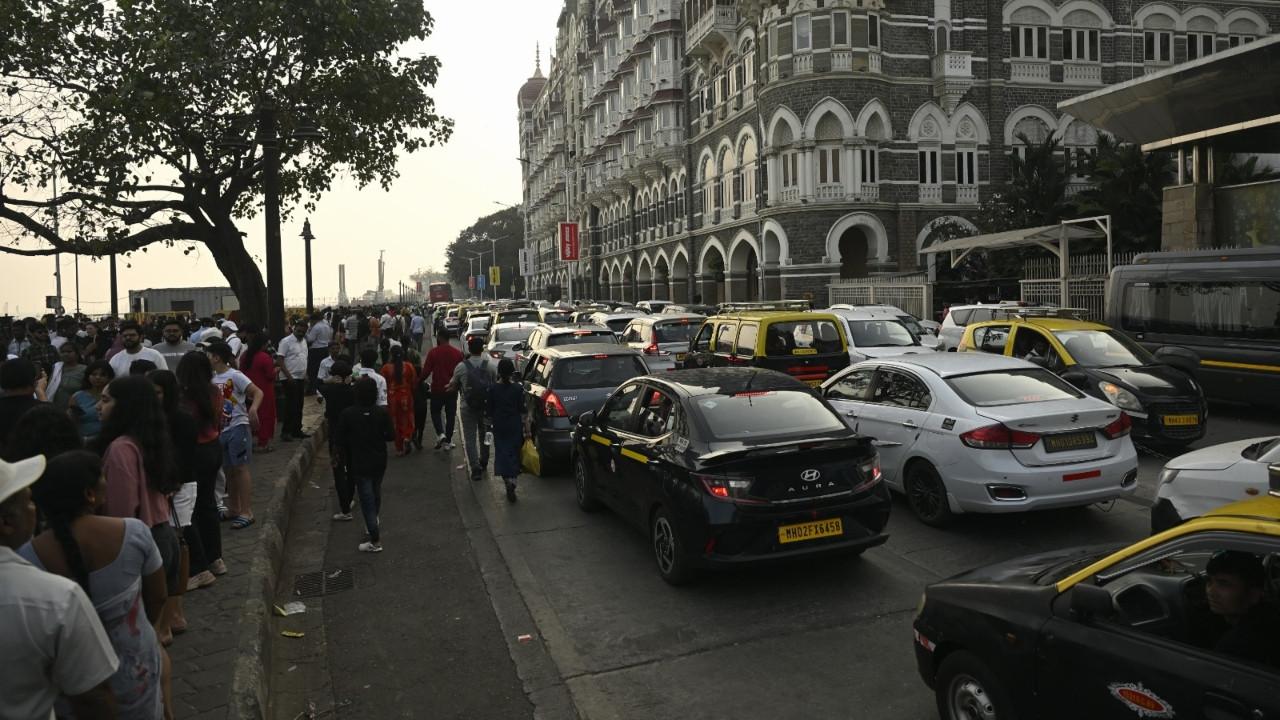 IN PICS: Huge crowds, traffic snarls near Gateway of India amid festive season