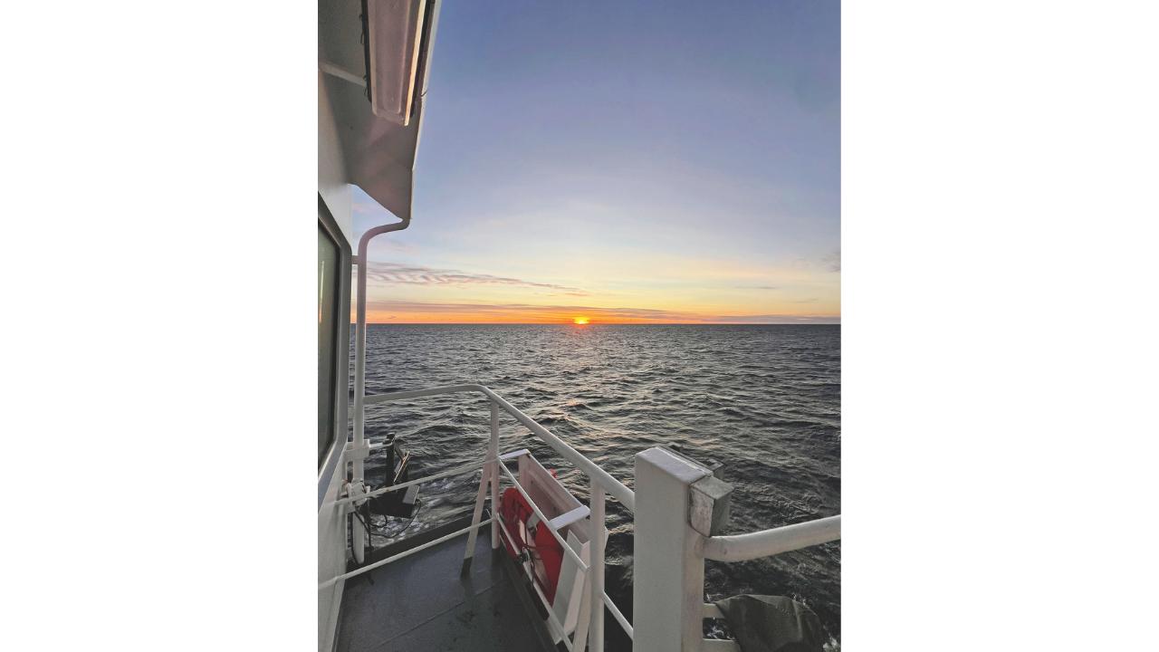 He was the only non-crew passenger and had voluntarily severed all ties with the digital world—no internet, no notifications, no endless scrolling. Not even a phone connection. Just books, his thoughts, and the open sea—and seasickness.