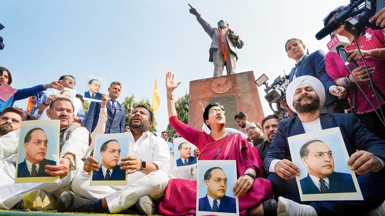 AAP’s liquor policy caused Rs 2000 cr loss: CAG report