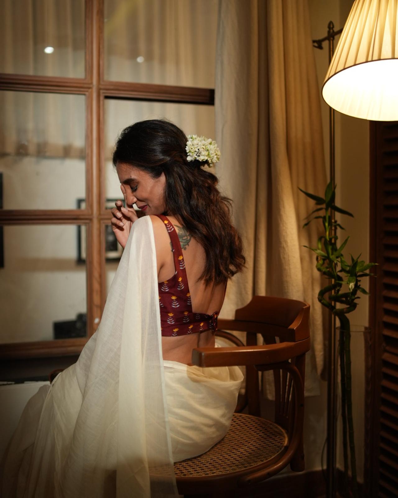 Here, Dubey opts for an ivory saree paired with a printed maroon blouse. The jasmine flowers tucked into the hair add a delicate and vintage touch to the modern vibe.