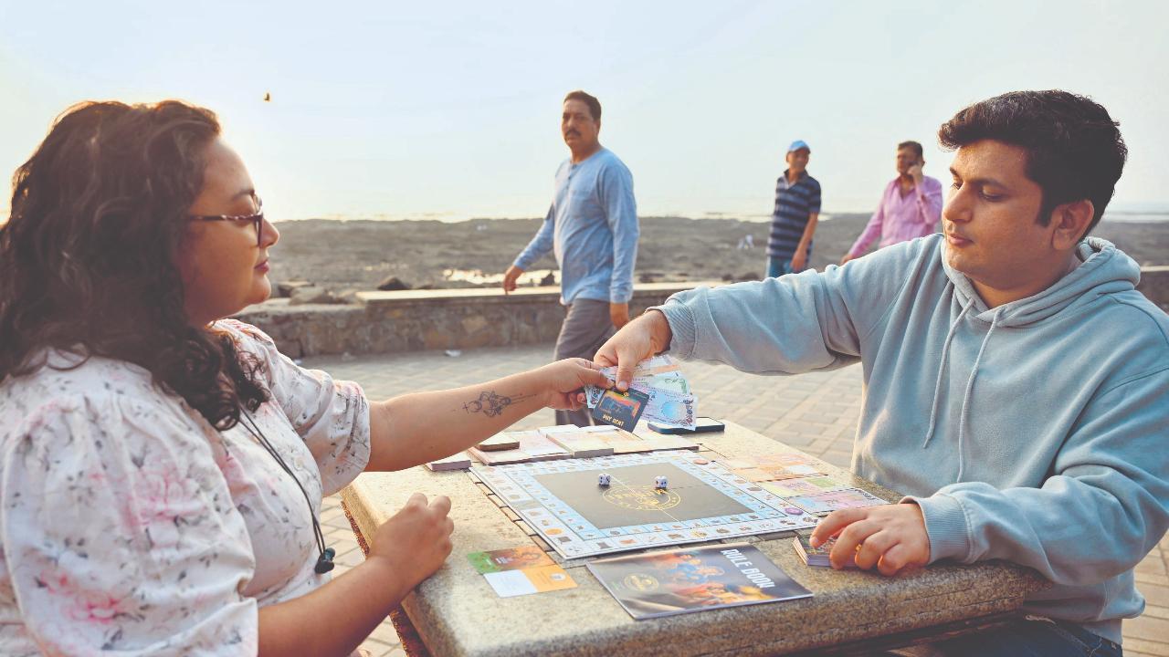 There are two levels of gameplay to mirror life in the big city—all players start out in the Outer Circle, which symbolises the rat race and daily grind the common man is subjected to. This is where you can encounter misfortunes, but it’s also where you can make money and accumulate assets. Once you qualify for the Inner Circle, all your assets yield exponential returns.