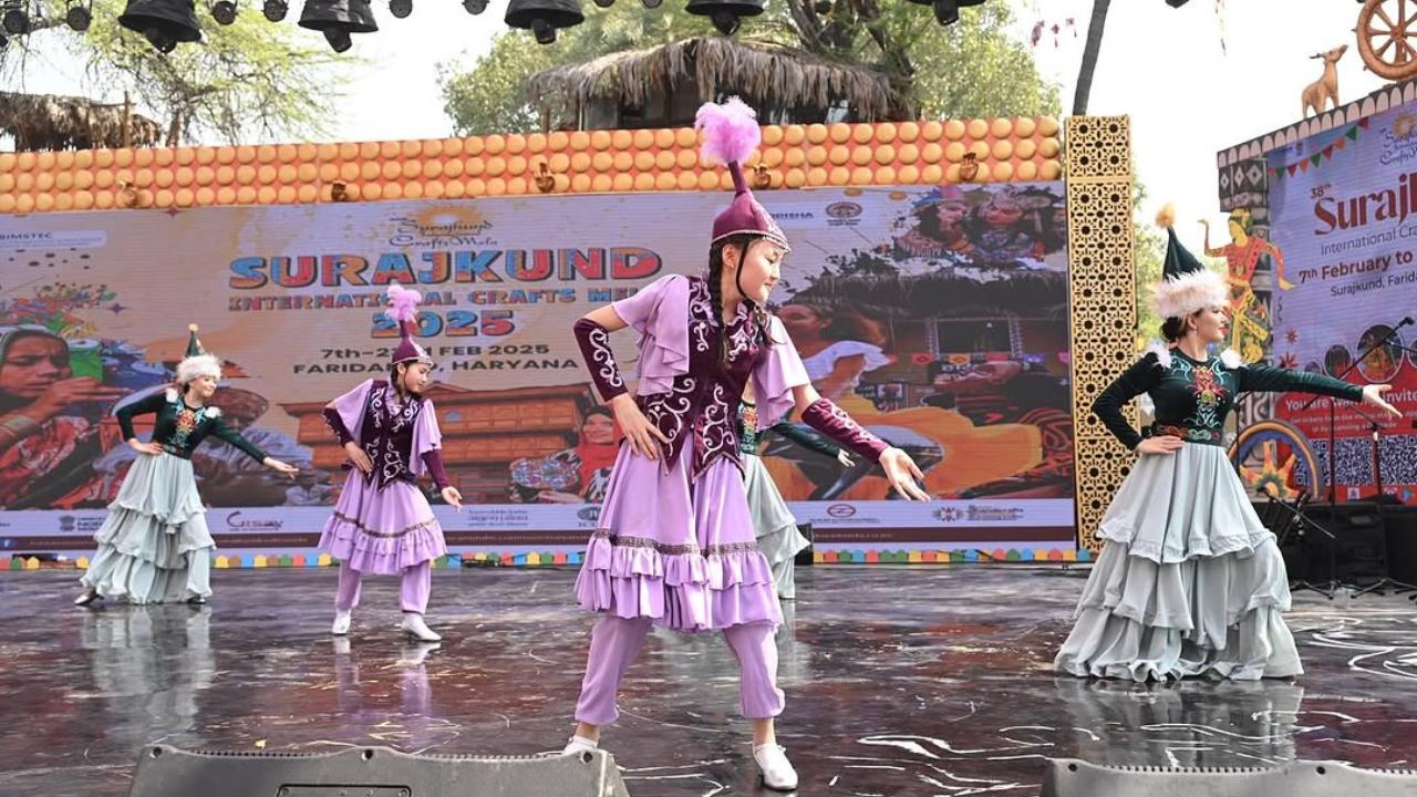 Several cultural performances are taking place every day at the chaupals (open-air theatres), highlighting folk art forms from different states of India and beyond.