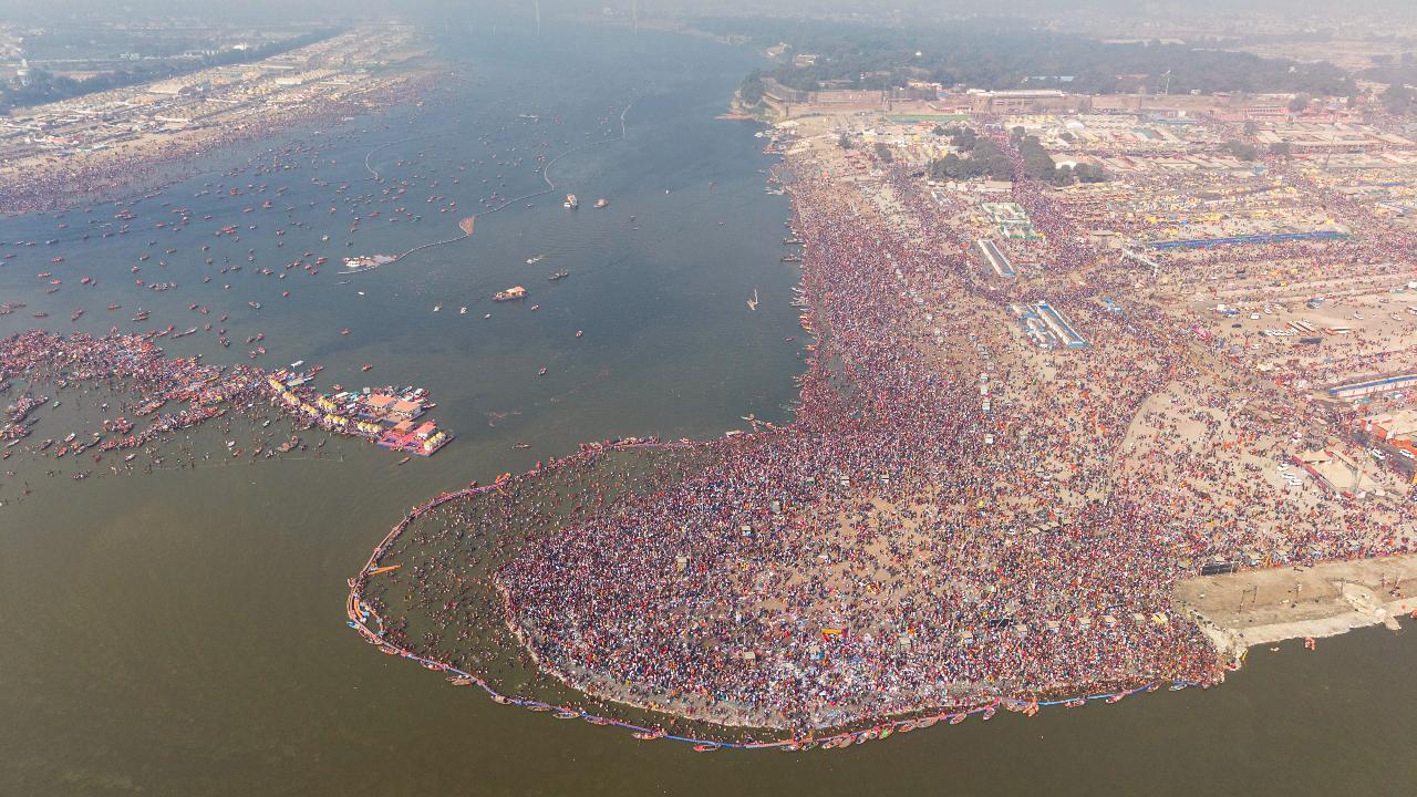 On main bathing days, flower petals were also showered on devotees, creating a grand spectacle.
