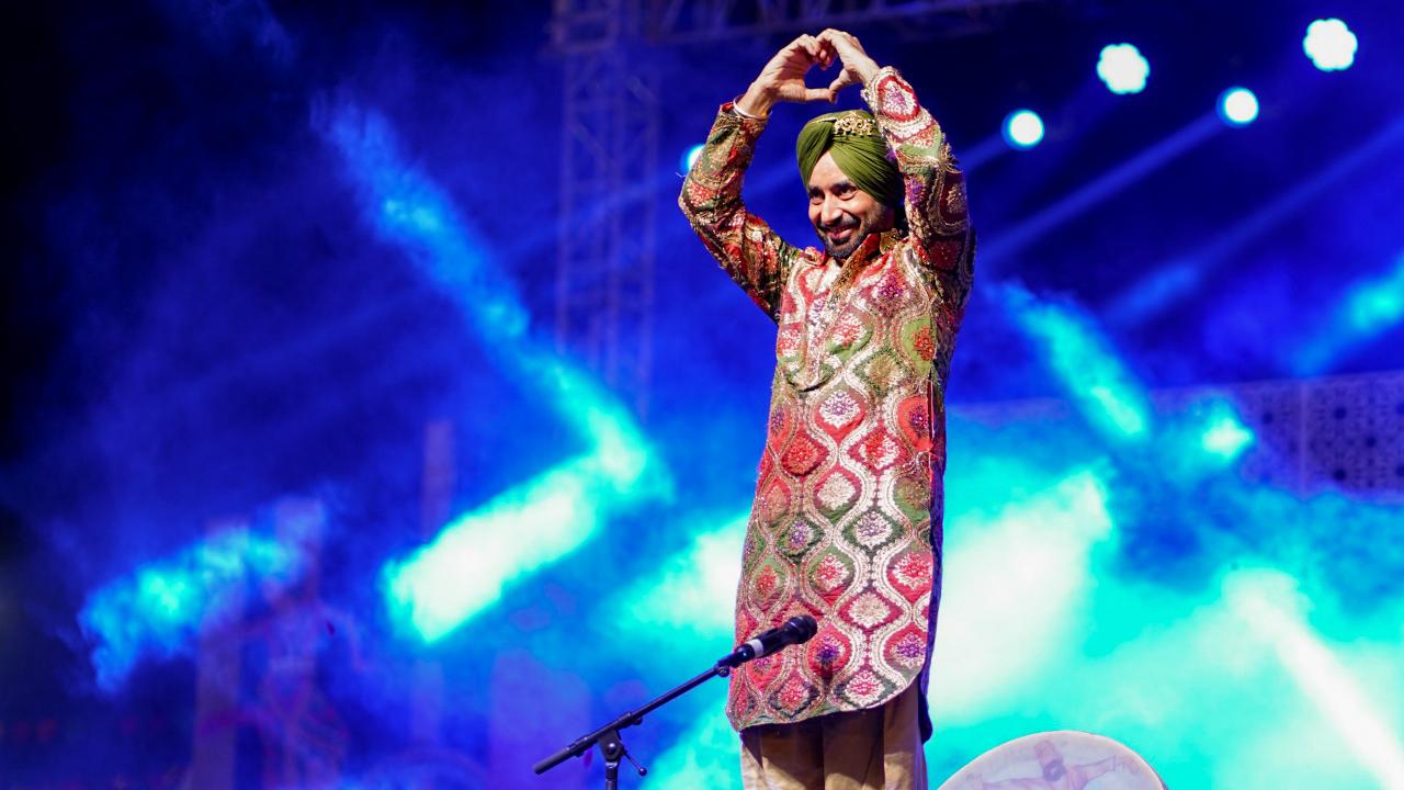 Renowned musical artists are also gracing the stage at the fair. On Day 1, Sufi singer Satinder Sartaj mesmerised the audience with his soulful voice.