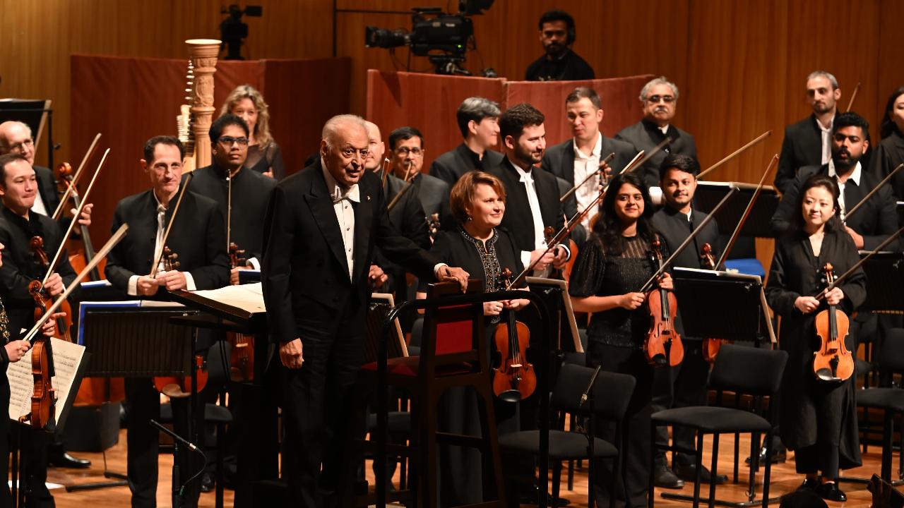A 200-member ensemble of SOI performed on stage. The concert also featured the Living Voices Choir, Mumbai, and The Singing Tree Choir (children’s choir) of the Mehli Mehta Music Foundation.