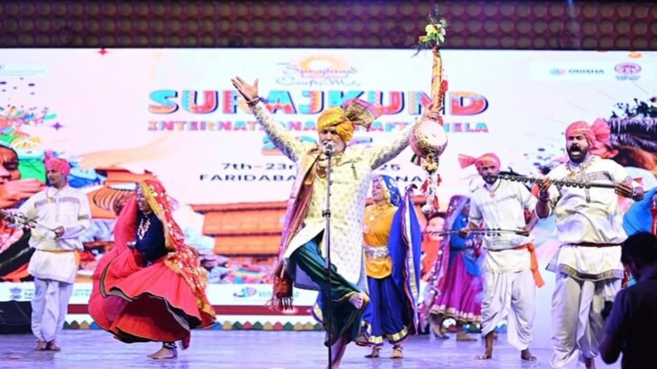 Haryanvi folk artist Padma Shri Mahabir Guddu graced the stage on Day 3.