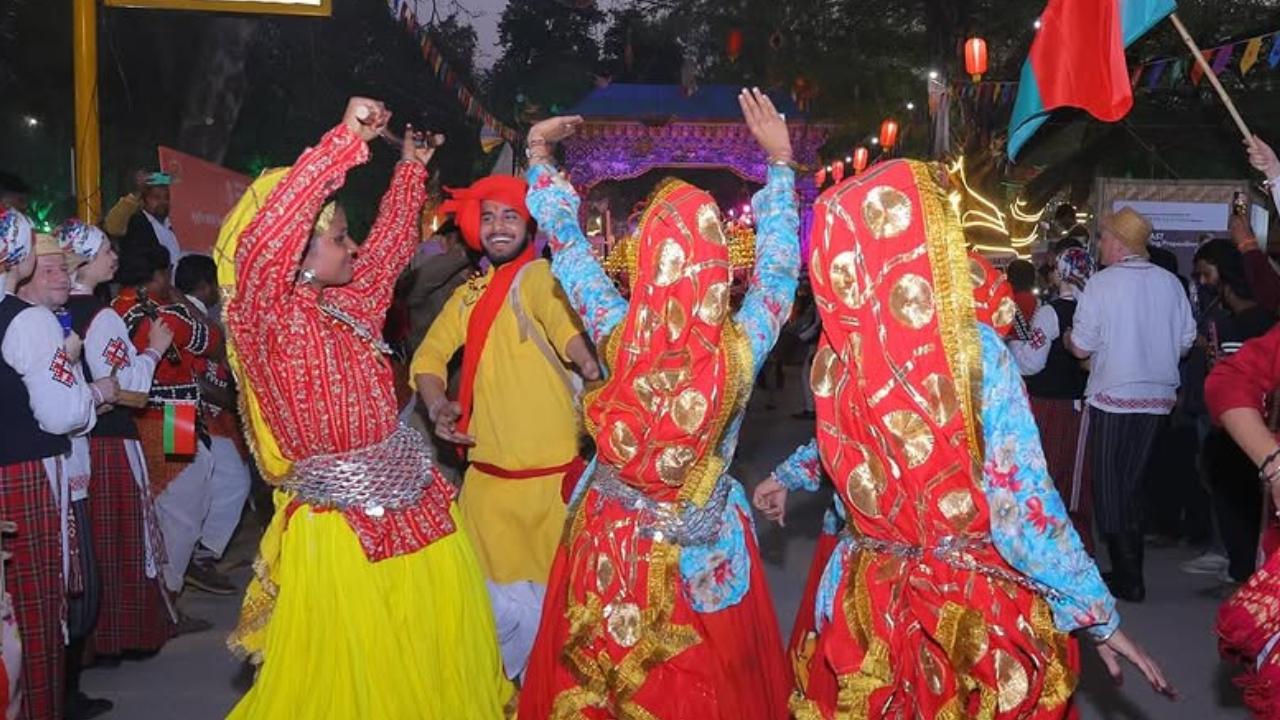Apart from dance and music, the event also features puppet shows, storytelling sessions, etc. One can explore handicrafts and other artistic creations from different regions here.
